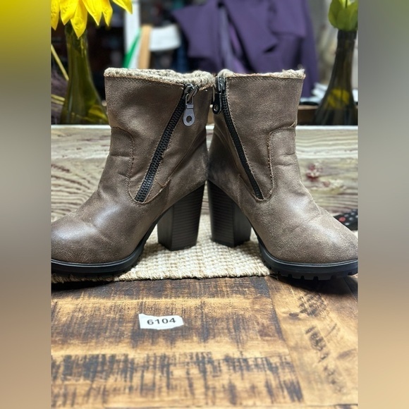 Brown boots 7-1/2 wide heel faux leather combat boots preowned 3 “ heel - Picture 7 of 9